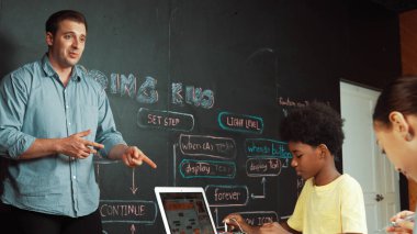 Afrikalı akademik öğrenci robot tamir ederken ya da araba modeli yapısını öğrenirken zeki beyaz kız programlama sistemi. Mühendislik eğitimi alan yetenekli, mutlu bir genç. Yaratıcı eğitim. Öğretim.