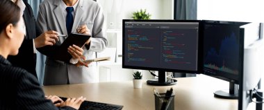 Uygulama ve program kodlaması için bilgisayar ekranında yazılım geliştirme programlama