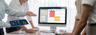 İnternet sitesinde canlı eleştiriler için çevrimiçi aplikasyon rezervasyon takvimi