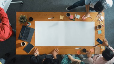 Çeşitli grupların toplantı odasında yürümesi ve beyin fırtınası fikri. Akıllı bir girişim ekibi pazarlama fikrini paylaşırken proje yöneticisi beyaz tahtada duruyor ve finansal planı sunuyor. Cemaat.