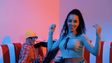 İspanyol dansçı çeşitli arkadaşlar birlikte dans ederken hareket eder. Mutlu profesyonel hipster el sıkışırken aynı zamanda çok kültürlü bir grubu destekliyor ve cesaretlendiriyor. Mutluluk.