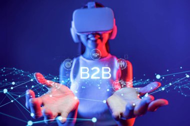 İş adamı B2B peyzajında geziniyor, iş-iş bağlantılarını geliştirmek için kullanım teknolojisi kullanıyor. B2B etkileşimlerini yeniden şekillendirir, iş-iş stratejilerinde yenilikleri teşvik eder. FaaS