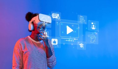 Sanal gerçekliğe dalmış bir kadın, canlı çevrimiçi video içeriği ve yenilikçi pazarlama unsurlarıyla etkileşimdeyken gülerek gelecekteki olasılıkları gösteriyor. XDMCP