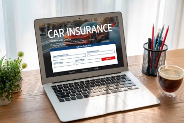 Araba sigortası internet sitesi, arabanızın hasarının rahat olduğundan emin olmak için ekranda.