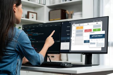 İnternet sitesinde canlı eleştiriler için çevrimiçi aplikasyon rezervasyon takvimi