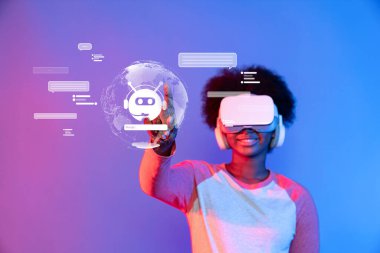 Genç bir birey, canlı bir sanal gerçeklik ortamında yapay zeka sohbet robotuyla iletişim kuruyor ve teknoloji ile insan etkileşiminin kesişimini vurguluyor. XDMCP