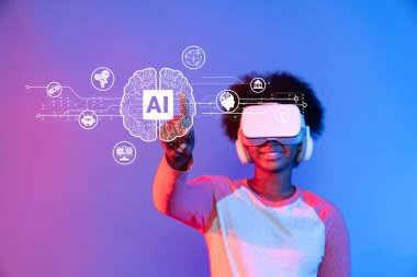 VR kulaklık takan genç bir birey, modern deneyimlerdeki teknoloji ve yaratıcılığın karışımını gösteren canlı bir dijital atmosferde yapay zeka elemanlarıyla etkileşime giriyor. XDMCP