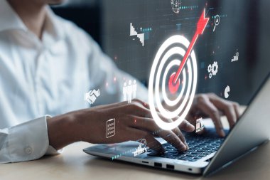 İş adamı müşteri hedef gruplarını belirlemek için verileri analiz eder, pazarlama stratejilerini rafine eder. Her hedef grubun özel ihtiyaçlarını karşılamak için iletiler gönderiliyor. EIDE