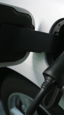 Ev şarj istasyonu, elektronik araç için sürdürülebilir, yenilenebilir enerji kaynağı, modern modern yaşam tarzı için evdeki EV arabaları sağlıyor. Çevre dostu melez elektro ve petrol aracı bataryası.