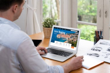 Çevrimiçi otel rezervasyon sitesi canlı rezervasyon sistemi sağlar. Seyahat teknolojisi kavramı .