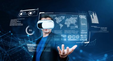 Gözlüklü akıllı iş adamı yapay zeka teknolojisini kullanarak çalışıyor. Küresel ağa erişen ve veri analizi ve istatistik tablosuna bakarken yapay zeka kullanan bir yönetici. Yaratıcılık.