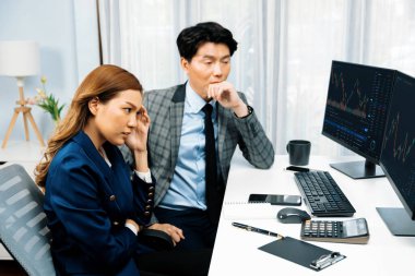 Stresli döviz yatırımcısı iş ortakları zarar eden hisse senedi döviz kuru yatırımlarını tartışıyor ekonomik durgunluk aşamasında finansal uygulamanın ticari değer dinamik karışıklığını kaçırıyorlar. İnfobahn.