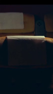 Kadın ve erkek, film gösterime girerken sandalyede oturmak için yürür..