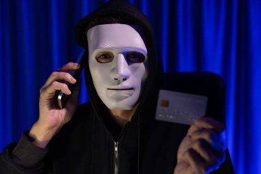 Kredi kartı sahibini arayıp gizli bilgilerle tehdit etmek için beyaz suçlu maskesi. Tüm veritabanları, güvenlik ihlali yapmaya çalışarak şifre şifreleme yapmak için. Bireysel.