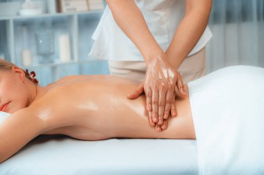 Kafkasyalı kadın müşteri stres önleyici spa masajının keyfini çıkarıyor ve lüks otel ya da oteldeki gündüz açık ortam güzellik salonunda güzellik teniyle eğleniyor. Sessiz.
