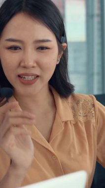 Ofiste çalışan kulaklık takan iş adamları. Arama merkezi, tele pazarlama, müşteri destek acentesi telefon görüşmesinde hizmet sunar.