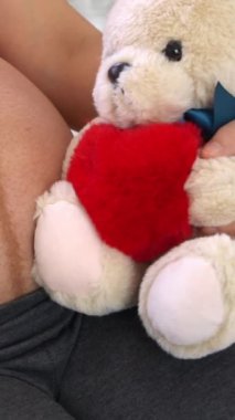 Hamile bir kadın çocuğuna bakarken kendini mutlu hissediyor. Hamile karnında bebek taşıyan hamile bir anne. Doğum öncesi bakım ve kadın hamileliği konsepti.