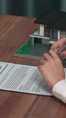 İş kadını ofiste başarılı bir iş anlaşması yaptıktan sonra sözleşme imzaladı. Hevesli müşteri el yazısı resmi kredi, gayrimenkul veya yatırım sözleşmesi belgesine imza atıyor.