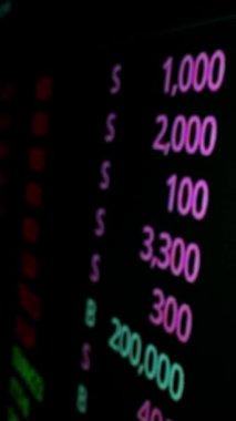 Makro çekim hareketi üzerine borsa kurulu LED ekranı borsa ve finansal verileri gösteriyor. Dinamik borsa endeksi değer artışı ve eğilim yatırımı için düşüş.