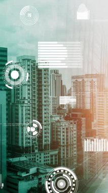 Gelecekteki bina inşaatı ve HUD hologram grafik tasarımı ile yaratıcı mühendislik projesi konsepti. İnşaat mühendisi, mimar ya da inşaat işçisi modern sivil teknoloji ile çalışıyor..