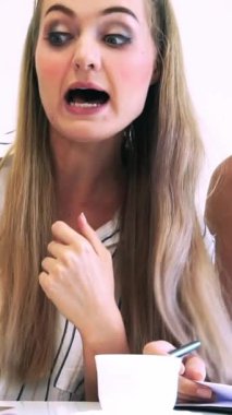 Modern ofiste çalışan sarışın bir iş kadını. İş konsepti.