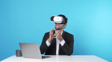 İş adamı bilgisayarla masada oturmuş yaratıcı fikirleri tartışıyor ve arttırılmış gerçeklik teknolojisi kullanarak online toplantıya katılıyor. Proje yöneticisi pazarlama stratejisini sunuyor. Aygıt.