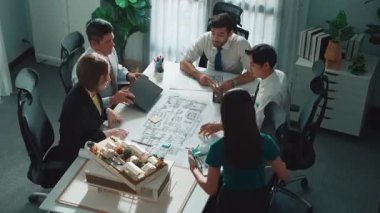 Proje planıyla masaya otururken bir grup farklı takım planlama stratejisi. Zeki iş adamlarının beyin fırtınası ve ev yapımı için birlikte çalıştıklarının en üst düzey görüntüsü. Hizalama.