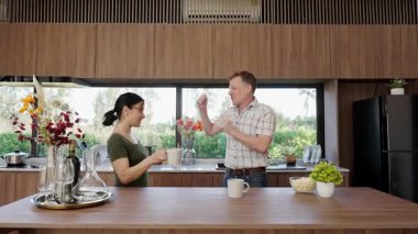 Güzel, yaşlı bir çift mutfakta dans ederken güzel bir olayı ya da haberi kutlamak için müzik dinliyor. Neşeli büyükbaba ve büyükannenin mutlu bir ilişkileri ve aileleri var. Uyumsuzluk.