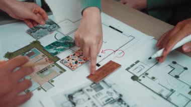 Bir takım, yaratıcı fikirlerini çalışma alanı üzerinde hazırlarken canlı örneklerden dokular ve malzemeler seçerek bir iç tasarım projesi üzerinde işbirliği yapar. SACTR