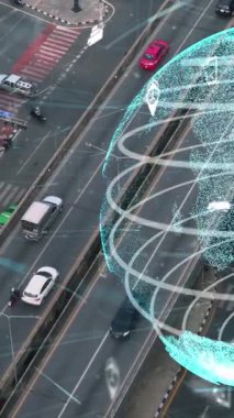 Geleceğin trafik kontrolü için akıllı ulaşım teknolojisi değiştirme konsepti. Sanal akıllı sistem sürücü için şehir caddesindeki araç verilerini bağlamak için sürüş bilgisi analizi yapıyor .