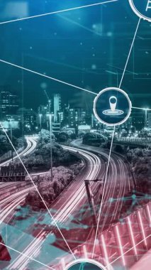 Yeni şehir yolunda gelecek araba trafiği için akıllı ulaşım teknolojisi kavramı. Sanal akıllı sistem, şehir sokaklarındaki araç verilerini birbirine bağlamak için dijital bilgi analizi yapıyor .