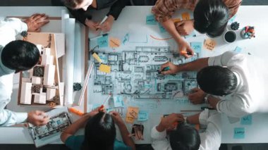 Akıllı yöneticilerin el çırpışları ve projeyi kutlamak için el ele tutuşmaları. İç yapı hakkında beyin fırtınası yapan mimar mühendisinin hava görüntüsü. Takım çalışması, birlik. Hizalama.