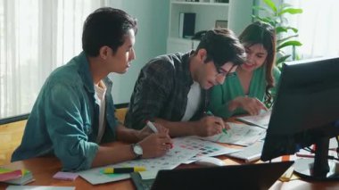 Tasarımcı yazma fikri ekrana bakarken proje yöneticisinin üst görünümü. Akıllı iş adamlarını kapat ve tasarımcı palete bakarken logo tasarımı fikrini açıkla. Sempozyum.