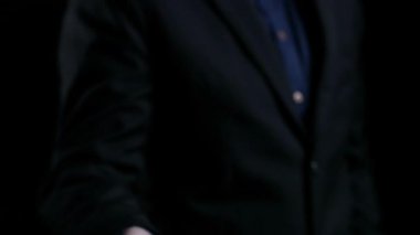 Büyüleyici bir grafik akıllı telefondan fırlatılan bir roketin dijital ortamda yenilik ve büyümeyi sembolize ederek başarı ve stratejik gelişmeyi simgelediğini gösteriyor. Dörtgen