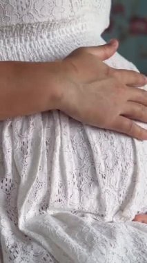 Hamile bir kadın çocuğuna bakarken kendini mutlu hissediyor. Hamile karnında bebek taşıyan hamile bir anne. Doğum öncesi bakım ve kadın hamileliği konsepti.