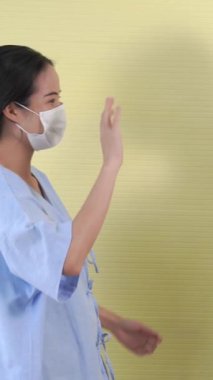 Mutlu arkadaşlar yüz maskelerini çıkarıp birbirlerine sıkıca sarılıyorlar. Karantina sona eriyor ve COVID-19 'u kazanıyorlar. .