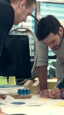 Yaratıcı iş adamları modern işyerindeki ofis masasında sohbet ediyorlar. Şirket uluslararası iş kavramı.