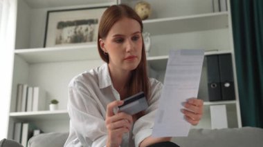 Kadın internet pazarından gelen borç yığınını modern yaşam tarzı olarak hesaplıyor ve prim siber güvenlik yazılımı tarafından korunan cüzdandan çevrimiçi ödeme için kredi kartı kullanıyor