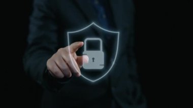 İş adamı müşteri hedef gruplarını belirlemek için verileri analiz eder, pazarlama stratejilerini rafine eder. Her hedef grubun özel ihtiyaçlarını karşılamak için iletiler gönderiliyor. Kullanıcı Kimliği