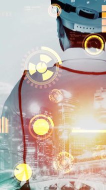 Gelecekteki bina inşaatı ve HUD hologram grafik tasarımı ile yaratıcı mühendislik projesi konsepti. İnşaat mühendisi, mimar ya da inşaat işçisi modern sivil teknoloji ile çalışıyor..