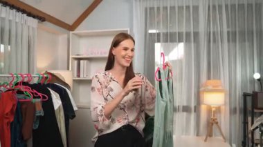 İki kadın nüfuzlu kişi canlı yayın yapan video klip eleştirisi kıyafetlerini sosyal medyada ya da blogda yayınlıyor. Stüdyo ışıklandırmalı mutlu genç kız çevrimiçi pazarlama oturumu yayını için..