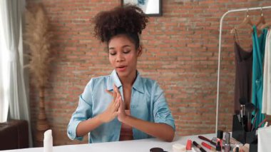 Kadın nüfuzlu kişi, sosyal medya veya blog için canlı yayın yapan video klip eleştirmeni Cilt Bakımı 'nı çekiyor. Kozmetik stüdyosu ışıklandırmalı mutlu genç kız çevrimiçi pazarlama oturumu yayını için..