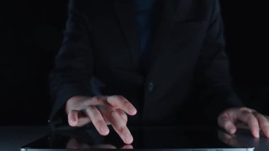Profesyonel bir adam, dijital çağda çağdaş mali yönetim ve uyum çözümlerini sembolize ederek, bir dizüstü bilgisayarında parlayan dijital vergi simgeleriyle meşgul oluyor. Dörtgen