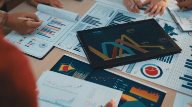 İş dünyasından çeşitli profesyonellerden oluşan bir ekip, modern teknoloji ve analitik araçlarla çevriliyken strateji ve içgörüleri tartışarak işbirlikçi veri analizine girişiyor. SACTR