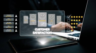 Müşteri memnuniyeti geri dönüşünün görsel bir temsili, gülen yüzler ve yıldız reytingleri, kullanıcı deneyimini ve hizmet kalitesini artırmak isteyen şirketler için tasarlandı. Dörtgen