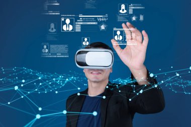 İş adamı kimlik güvenliğinin anahtarının üst düzey güvenlik uygulamalarıyla korunduğunu, kimlik hırsızlığının önlendiğini ve kimlik güvenliğinin artırıldığını keşfetti. Güvende kalın ve kimlik koruma stratejisine güvenin.