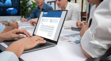 Muhasebe uygulamasından gelen fatura bilgisayar ekranında. Şirket işlerinin finans ve bütçesi için bilgisayar programı. canlı.