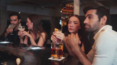 Arkadaşlar ya da çiftler Paloma, Margarita, Old Fashioned ve Martini bardaklarında canlı bir gece kulübünde arkadaşlıkla kadeh kaldırarak özel parti içeceklerini kutluyorlar. Vinosity.
