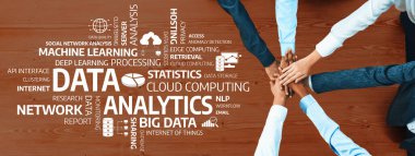 Veri analizi ve bulut hesaplamalarında işbirliğini gösteren canlı bir sahne, büyük veri ve makine öğrenme uygulamalarını vurgulayan anahtar kelimelerle bir masanın üzerinde duran eller. Dostluk