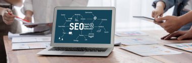SEO arama motoru optimizasyonu bilgisayar ekranında canlı e-ticaret ve çevrimiçi perakende ticaret için